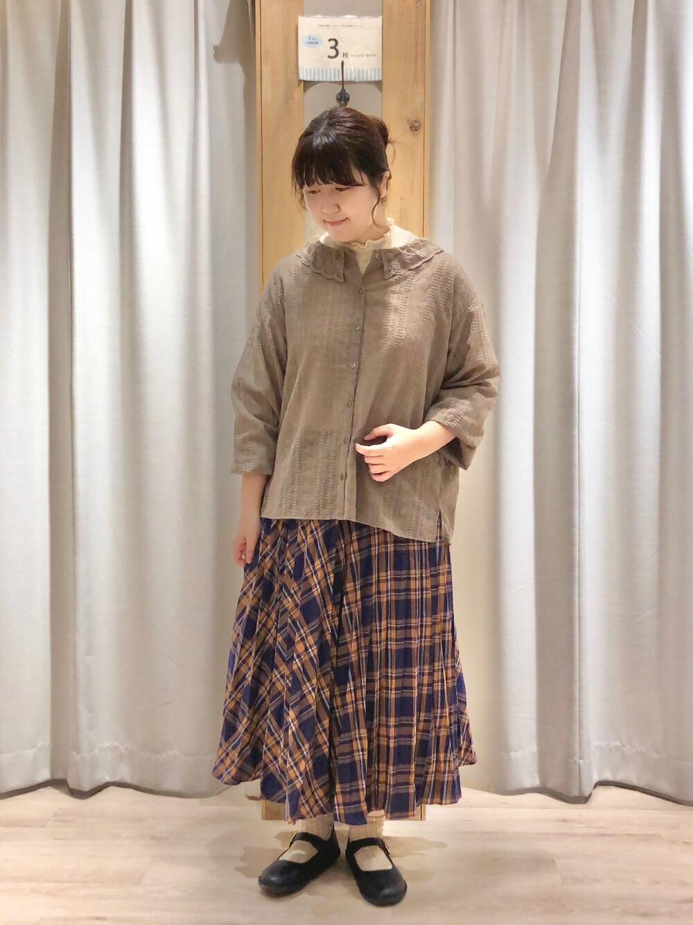 「サマンサ モスモス(Samansa Mos2)、Samansa Mos2、SM2、秋服コーデ、秋コーデ、今日のコーデ、オトナカジュアル、シアーシャツ、チェック、刺繍」｜「Samansa Mos2のシアーリブ配色メローカットソー（Tシャツ/カットソー、ベージュ系）」を使った、たむら  はるかさん（レディース・164cm）の秋コーディネートの1枚目の写真