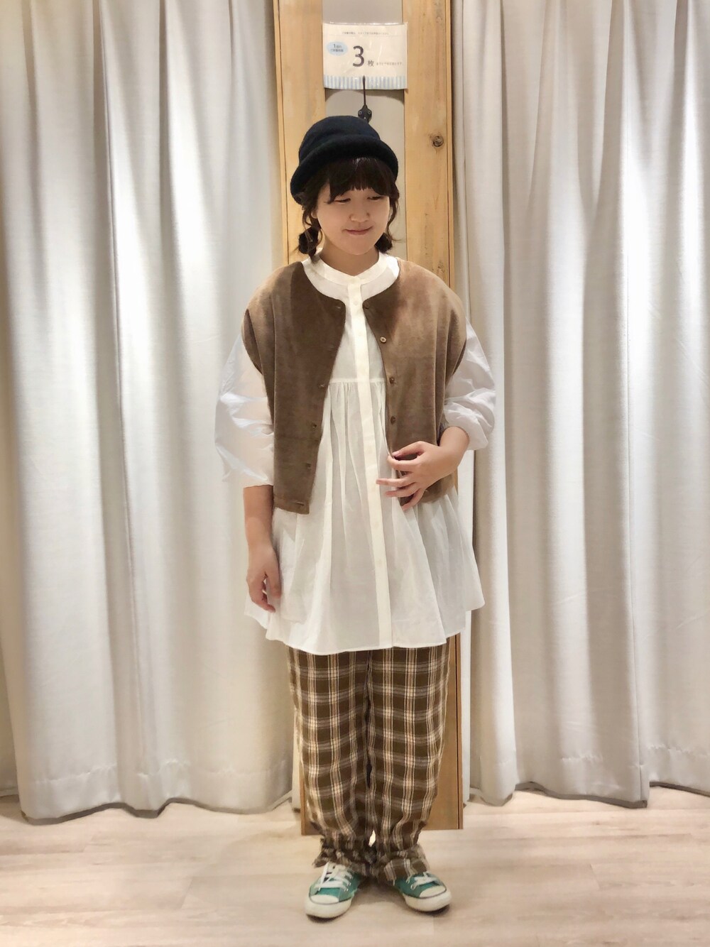 「サマンサ モスモス(Samansa Mos2)、Samansa Mos2、SM2、秋のコーデ、カジュアル、パンツスタイル、オトナカワイイ、ベスト、チエック」｜「Samansa Mos2のリネン裾フリルギャザーパンツ（その他パンツ、グリーン系）」を使った、たむら  はるかさん（レディース・164cm）の秋コーディネートの1枚目の写真