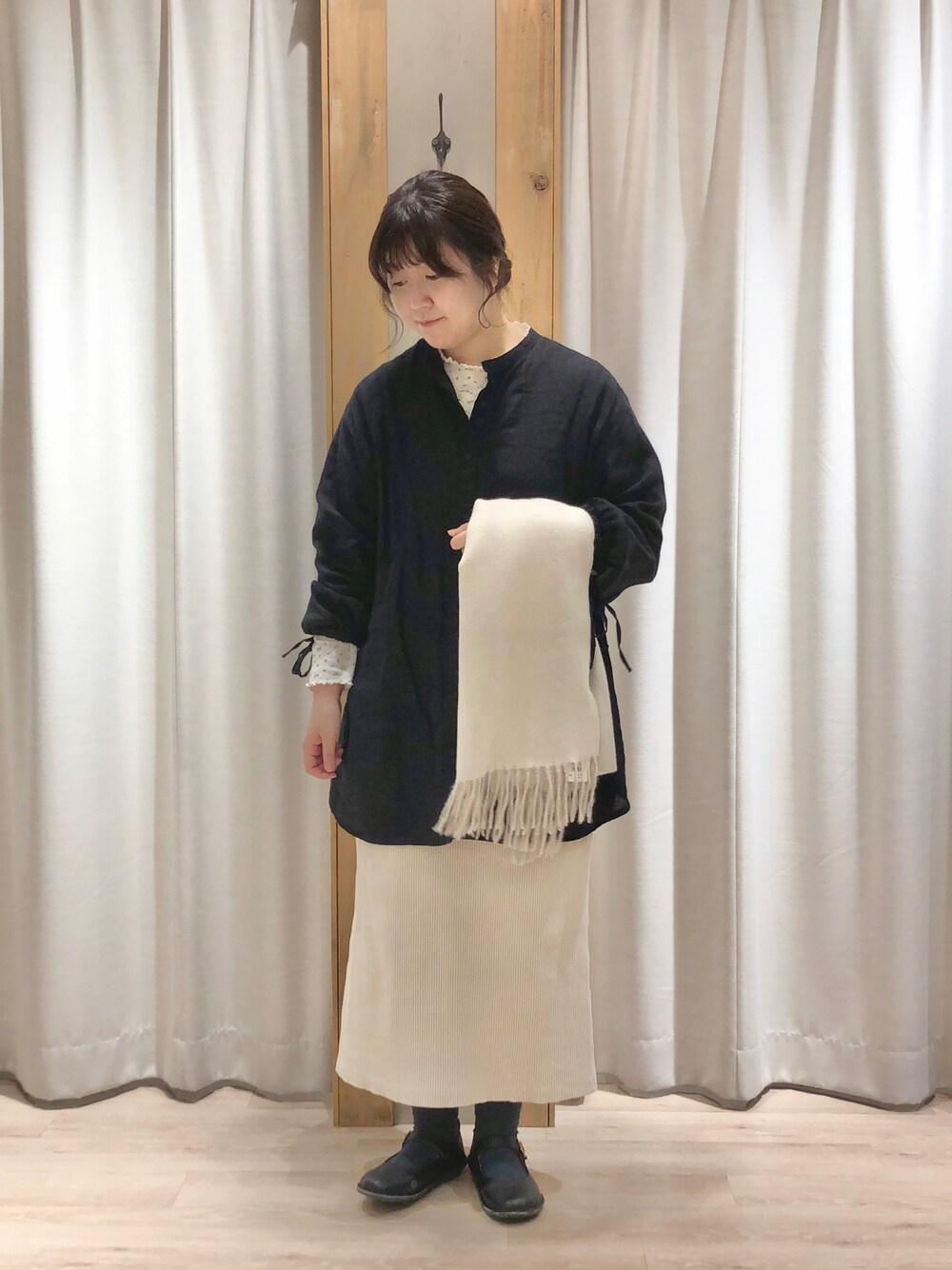 「サマンサ モスモス(Samansa Mos2)、Samansa Mos2、SM2、リネン、チュニック、リブスカート、マフラー」｜「Samansa Mos2のアイテム（トップス、ブラック系）」を使った、たむら  はるかさん（レディース・164cm）の秋コーディネートの1枚目の写真