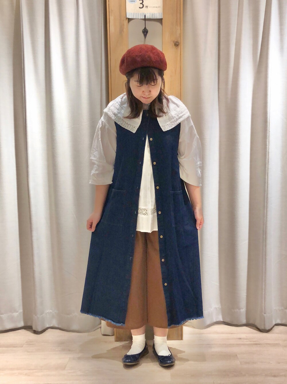 「Samansa Mos2の前後着デニムジャンパースカート（ワンピース、ブルー系）」を使った、たむら  はるかさん（レディース・164cm）の秋コーディネートの1枚目の写真