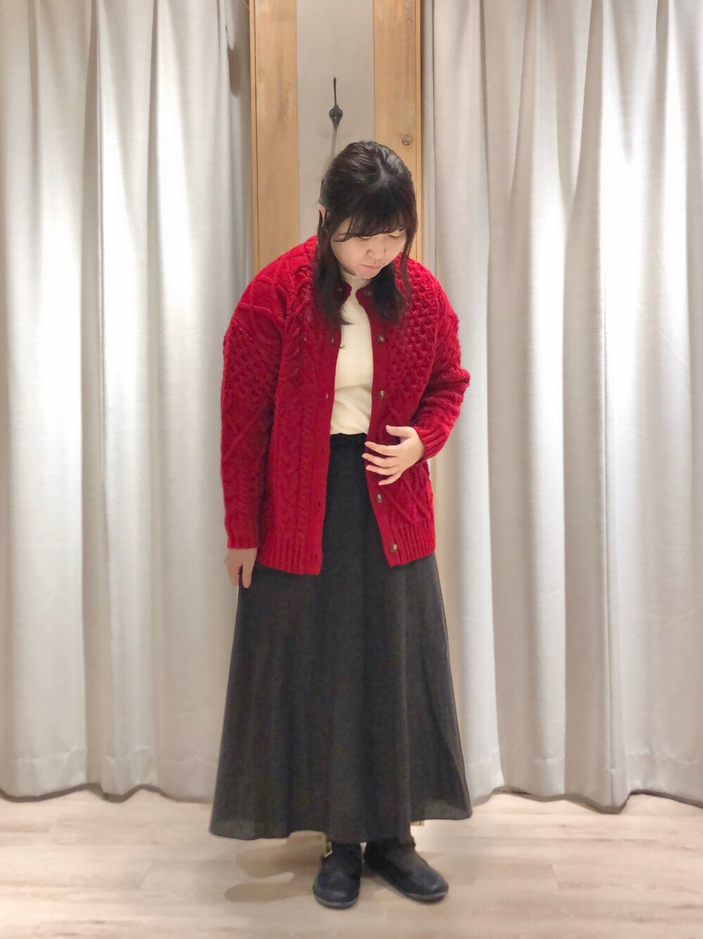「サマンサ モスモス(Samansa Mos2)、Samansa Mos2、SM2、秋冬コーデ、大人カジュアル、タートルネック、ケーブルニット、赤、ベロア」｜「Samansa Mos2のベロアタートルネックフレアカットソー（Tシャツ/カットソー、ホワイト系）」を使った、たむら  はるかさん（レディース・164cm）の秋コーディネートの1枚目の写真