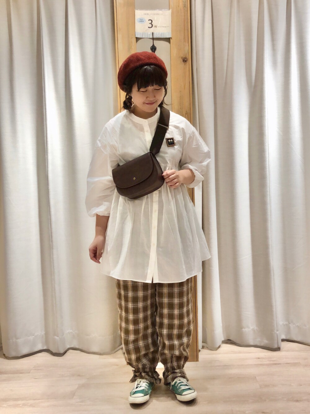 「Samansa Mos2、SM2、サマンサ モスモス(Samansa Mos2)、秋のコーデ、パンツスタイル、カジュアル、オトナカワイイ、ベレー帽、チェック、秋色、高身長コーデ」｜「Samansa Mos2のワイドベルトショルダーバッグ（ハンドバッグ、ブラック系）」を使った、たむら  はるかさん（レディース・164cm）の秋コーディネートの1枚目の写真