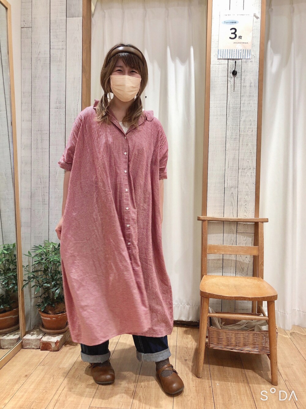「サマンサ モスモス(Samansa Mos2)、Samansa Mos2、SM2、夏コーデ、レトロ、ギンガムチェック、ワンピース」｜「Samansa Mos2のギンガムチェックシャツワンピ（シャツワンピース、レッド系）」を使った、たむら  はるかさん（レディース・164cm）の夏コーディネートの1枚目の写真