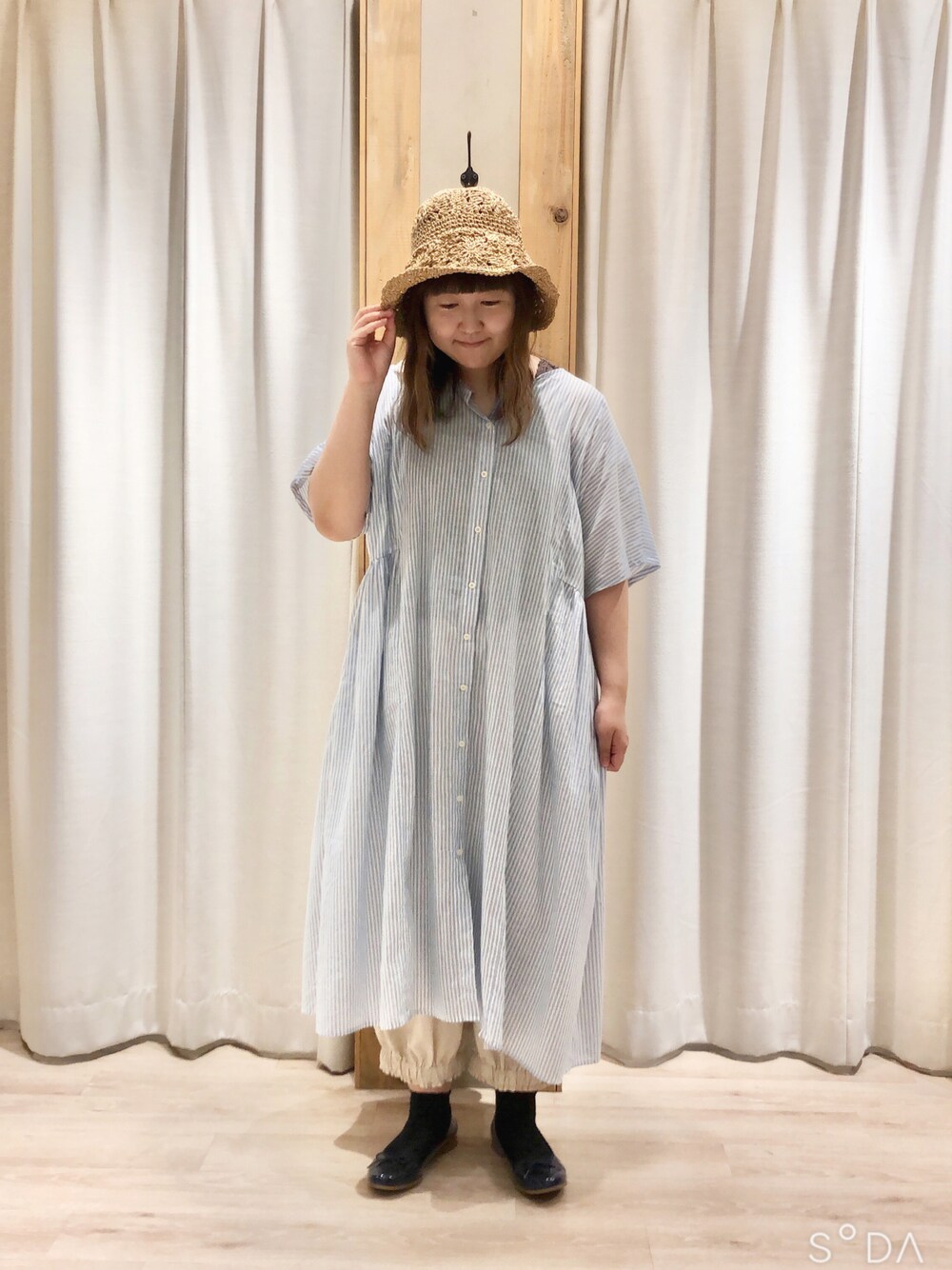 「夏コーデ、カジュアルコーデ、Samansa Mos2、SM2、サマンサ モスモス(Samansa Mos2)、ワンピース、バルーンパンツ、ストライプ」｜「Samansa Mos2のペーパークロシェハット（ハット、ベージュ系）」を使った、たむら  はるかさん（レディース・164cm）の夏コーディネートの1枚目の写真