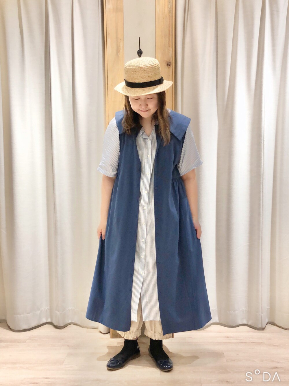 「サマンサ モスモス(Samansa Mos2)、Samansa Mos2、SM2、カジュアルコーデ、夏コーデ、ワンピース、ブルー、カンカン帽」｜「Samansa Mos2のラフィアカンカン帽（ハット、ブラック系）」を使った、たむら  はるかさん（レディース・164cm）の夏コーディネートの1枚目の写真