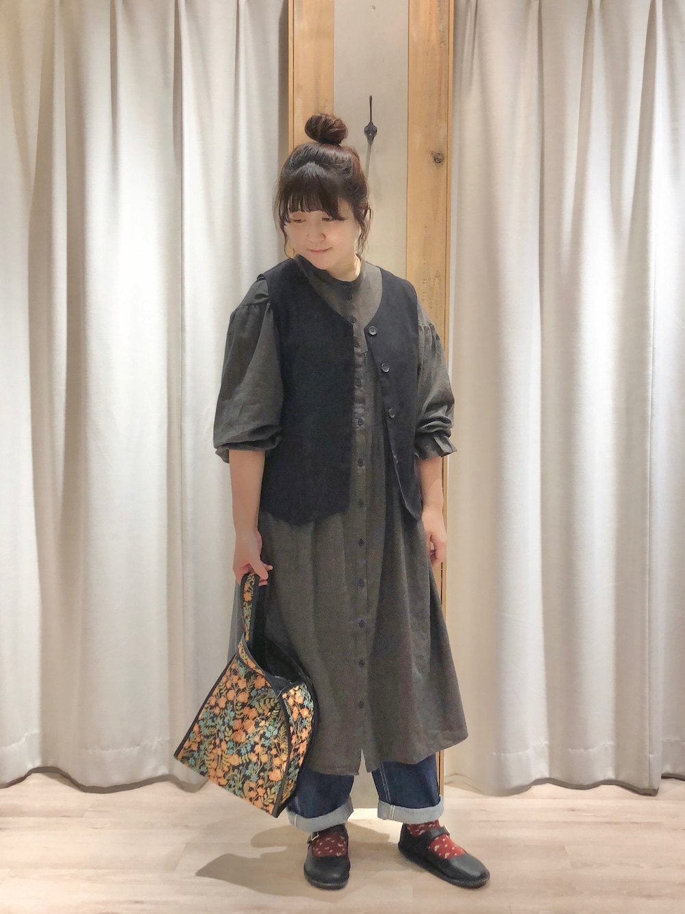 「サマンサ モスモス(Samansa Mos2)、SM2、秋服コーデ、ラクチンコーデ、Samansa Mos2、秋、オトナ女子」｜「Samansa Mos2のコットンリネンVネックベスト（ベスト、ブラック系）」を使った、たむら  はるかさん（レディース・164cm）の秋コーディネートの1枚目の写真