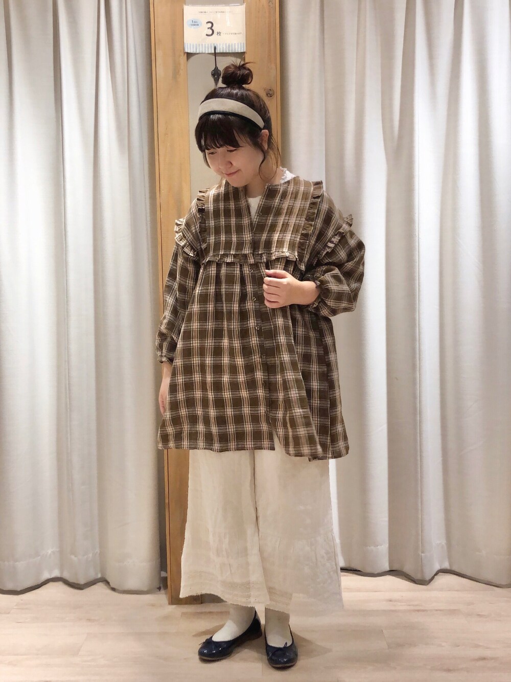 「サマンサ モスモス(Samansa Mos2)、Samansa Mos2、SM2、秋のコーデ、パンツスタイル、オトナカワイイ、ペチパンツ、レース、リネン、チエック、秋色、カチューシャ」｜「Samansa Mos2のギャザーペチパンツ（その他パンツ、ホワイト系）」を使った、たむら  はるかさん（レディース・164cm）の秋コーディネートの1枚目の写真