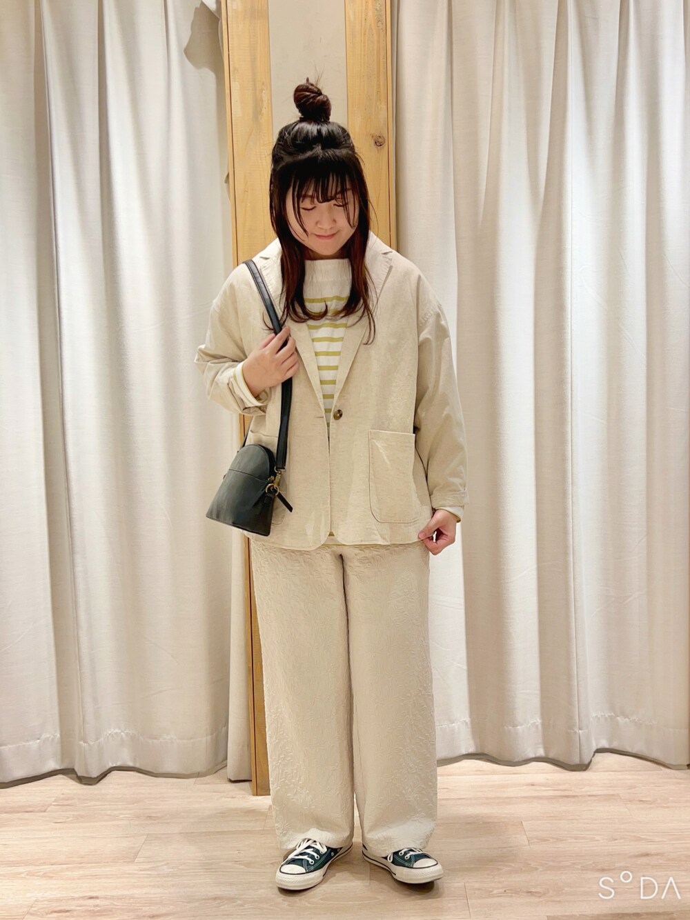 「春、サマンサ モスモス(Samansa Mos2)、Samansa Mos2、SM2、オトナカジュアル、シンプルコーデ、パンツスタイル、お仕事コーデ、高身長コーデ、ワントーンコーデ」｜「Samansa Mos2のパネルボーダーロンT（Tシャツ/カットソー、イエロー系）」を使った、たむら  はるかさん（レディース・164cm）の春コーディネートの1枚目の写真