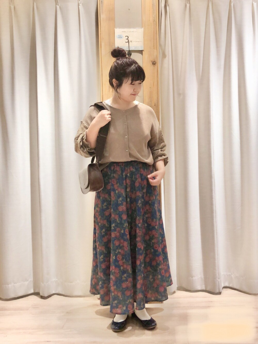 「サマンサ モスモス(Samansa Mos2)、Samansa Mos2、SM2、オトナカジュアル、ベージュ、柄スカート、メッシュカーディガン、秋のコーデ」｜「Samansa Mos2の前後着メッシュレースブラウス（シャツ/ブラウス、ブラウン系）」を使った、たむら  はるかさん（レディース・164cm）の夏コーディネートの1枚目の写真