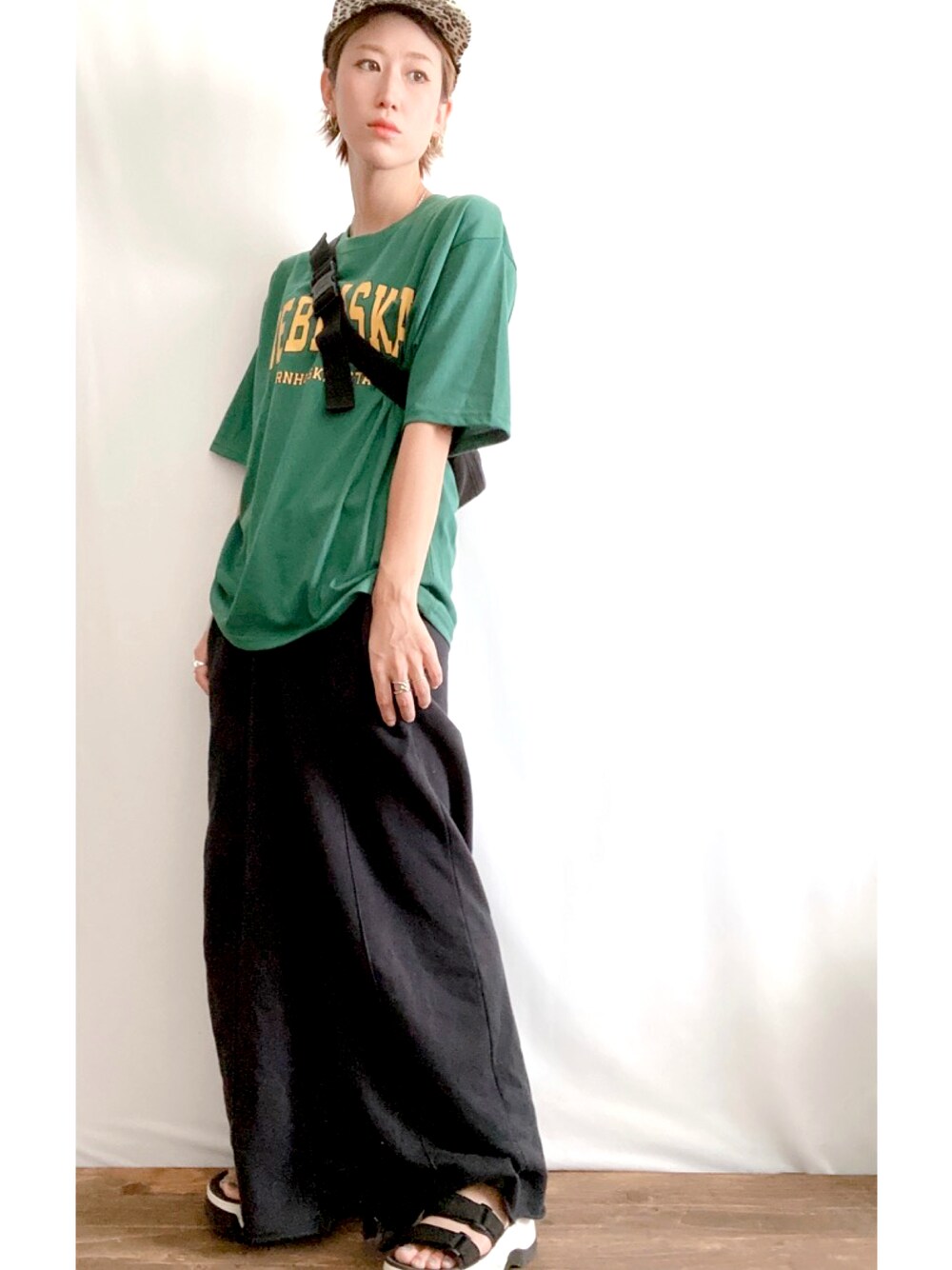 ブラック系のパンツ、ブラック系のボディバッグ/ウエストポーチ、ブラック系のサンダルを着用したレディースの秋コーディネートの1枚目の写真