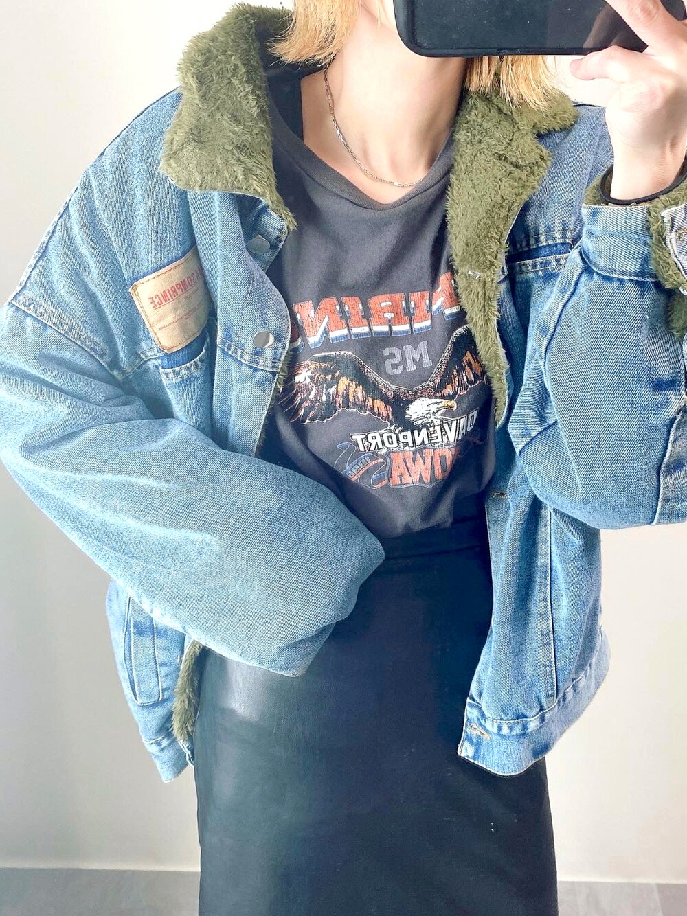 「大人コーデ、おでかけコーデ、今日のコーデ、黒、フェイクレザー、Gジャン、デニムジャケット、ボア、イーグル、Tシャツ、マーメイドスカート、レザー」｜「MAISON DE THERESEの厚地　裏ボア　デニムコート/ジャケット（デニムジャケット、ブルー系）」を使った、msmさん（レディース・163cm）の冬コーディネートの1枚目の写真