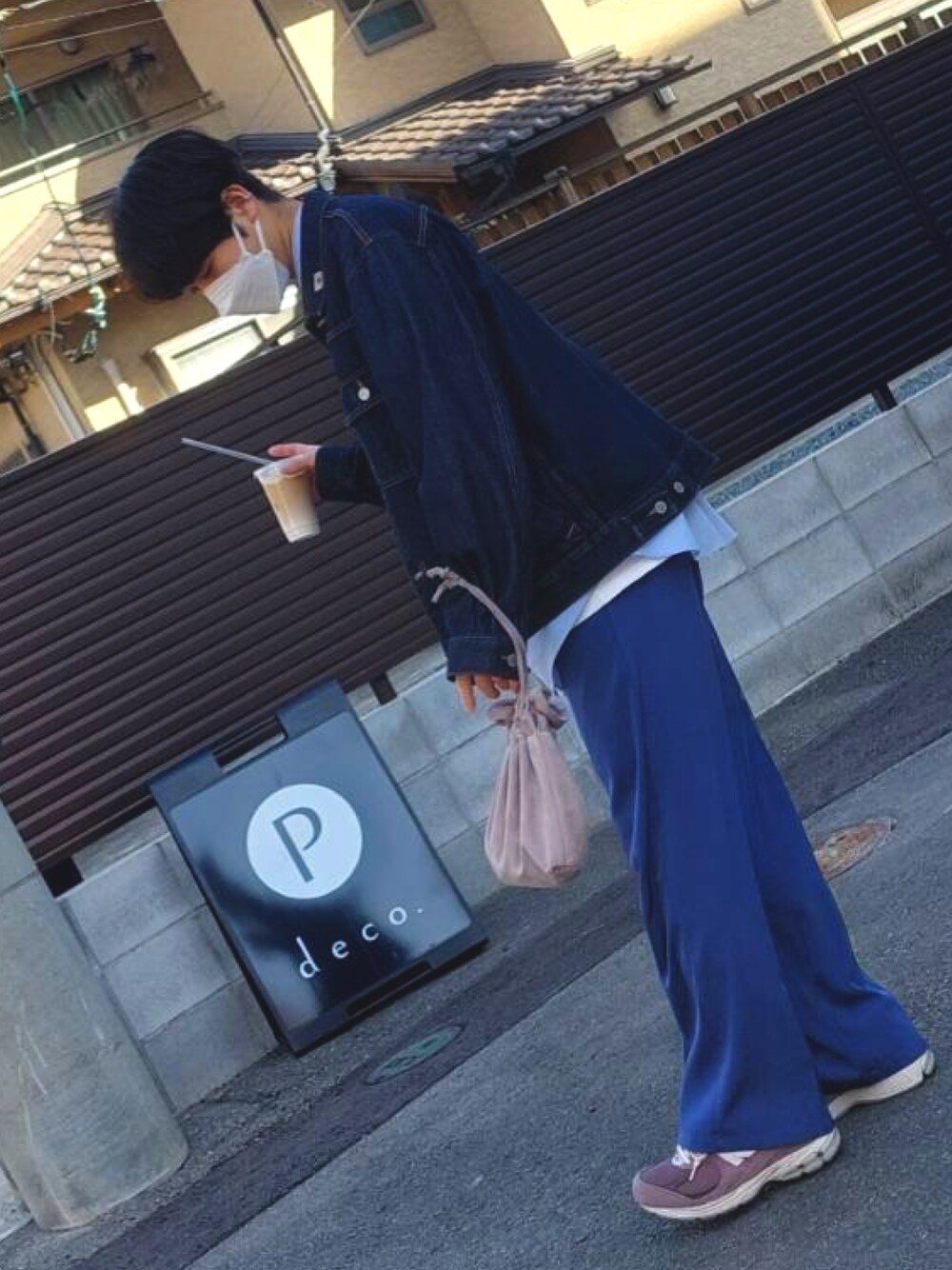 ブルー系のスラックス、ブラウン系のスニーカー、ブルー系のデニムジャケットを着用したメンズの秋コーディネートの1枚目の写真