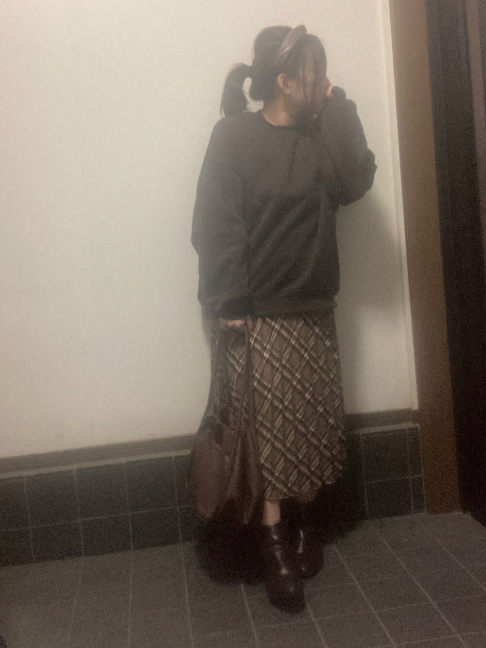 「今日のコーデ、おしゃれさんと繋がりたい、低身長コーデ、秋コーデ、オーバーサイズ、ロングスカート、秋冬コーデ、ビッグシルエット、GU、スウェット、パンツスタイル、チェックプリーツスカート」｜「GUのオーバーサイズスエットプルオーバー（スウェット、ブラウン系）」を使った、asu🍋さん（レディース・152cm）の秋コーディネートの1枚目の写真