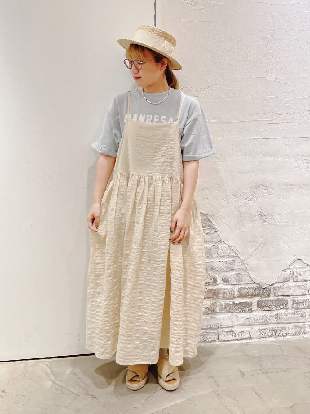 「SM2、サマンサ モスモス(Samansa Mos2)、夏コーデ、大人ガーリー、キャミワンピ、Tシャツ、カンカン帽、低身長、淡色コーデ」｜「Samansa Mos2の太リボンカンカン帽（ハット、ホワイト系）」を使った、ささき｟名古屋/イオンモール大高｠さん（レディース・153cm）の夏コーディネートの1枚目の写真