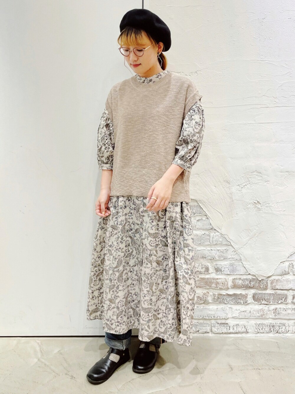 「SM2、サマンサ モスモス(Samansa Mos2)、大人ガーリー、大人カジュアル、ロングワンピース、総柄、ベスト、ベレー帽」｜「Samansa Mos2のウールバスクベレー（ハンチング/ベレー帽、ブラック系）」を使った、ささき｟名古屋/イオンモール大高｠さん（レディース・152cm）の秋コーディネートの1枚目の写真