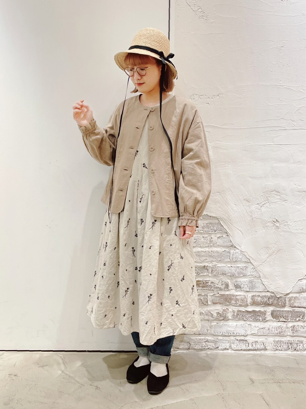 「SM2、サマンサ モスモス(Samansa Mos2)、大人ガーリー、春アウター、刺繍、むぎわら帽子、ロングワンピース、ベージュコーデ、花柄ワンピース」｜「Samansa Mos2のリボンテープ付ブレードハット（ハット、ブラック系）」を使った、ささき｟名古屋/イオンモール大高｠さん（レディース・153cm）の冬コーディネートの1枚目の写真