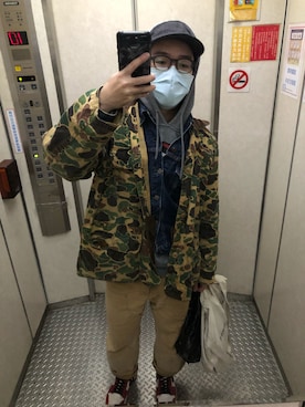 「Carhartt（カーハート）のアイテム（チノパンツ、ベージュ系）」を使った、Yu Shan Shenさん（メンズ・173cm）の冬コーディネート