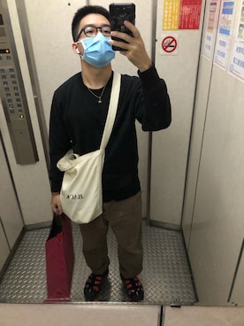 「Carhartt（カーハート）のアイテム（チノパンツ、ブラウン系）」を使った、Yu Shan Shenさん（メンズ・173cm）の秋コーディネート