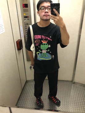 「Dickies（ディッキーズ）のアイテム（チノパンツ、ブラック系）」を使った、Yu Shan Shenさん（メンズ・173cm）の秋コーディネート