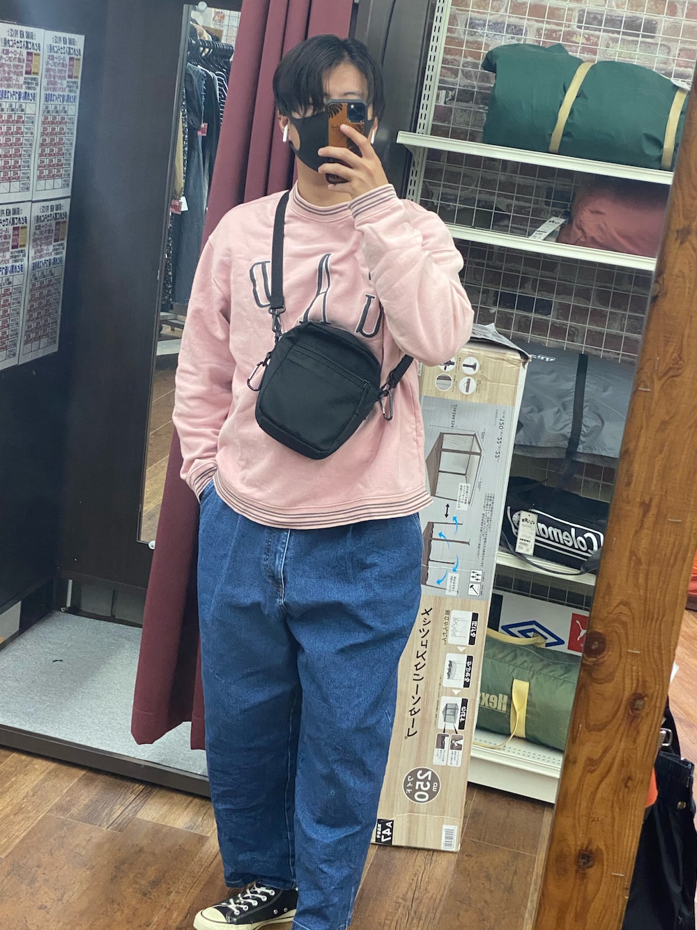 「ビックシルエット、春服みてみて、GAP、古着MIX、古着、おしゃれさんと繋がりたい、いいね、save、フォローお願いします🤑、デニム、休日コーデ」｜「CONVERSEのCONVERSE コンバース CVS ALL STAR キャンバス オールスター HI（スニーカー、ブラック系）」を使った、ちぇるさん（メンズ・180cm）の春コーディネートの1枚目の写真
