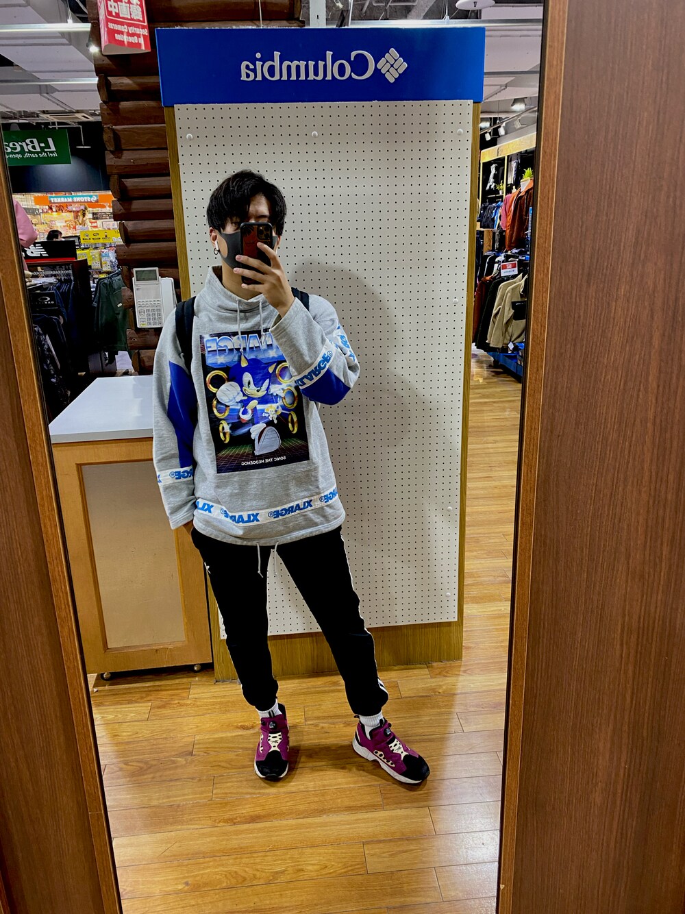 「ソニック、ストリートコーデ、ビックシルエット、ストリートMIX、reebok、フォロー、イイネ、お気に入り登録お願いします♡、ファッションの力を信じよう、ファッション好きと繋がりたい」｜「adidasのトラックパンツ [SST TRACK PANTS] アディダスオリジナルス（スウェットパンツ、ブラック系）」を使った、ちぇるさん（メンズ・180cm）の冬コーディネートの1枚目の写真