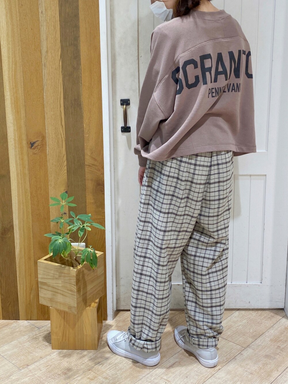 ベージュ系のその他パンツ、ブラウン系のスウェットを着用したレディースの秋コーディネートの1枚目の写真