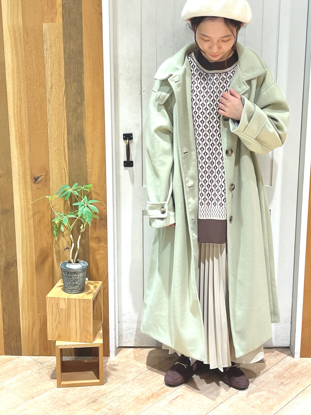 「カジュアルコーデ、シンプル、ニットコーデ、冬コーデ、休日コーデ、オーバーサイズ、アウター、ロングコート、プリーツスカート、ニット、ミントグリーン、Samansa Mos2 blue、アシンメトリー」｜「Samansa Mos2 blueのビットファーモカシンシューズ（ドレスシューズ、ブラウン系）」を使った、ねねさん（レディース・152cm）の冬コーディネートの1枚目の写真