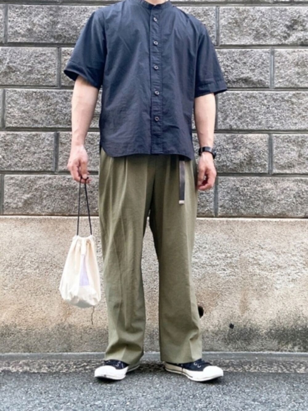 ブラック系のシャツ/ブラウス、グリーン系のパンツ、ブルー系のスニーカーを着用したメンズの夏コーディネートの1枚目の写真