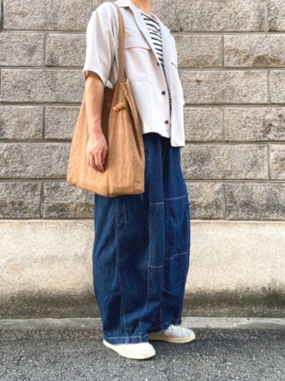 ブラウン系のトートバッグ、グレー系のシャツ/ブラウス、ホワイト系のTシャツ/カットソーを着用したメンズの夏コーディネートの1枚目の写真