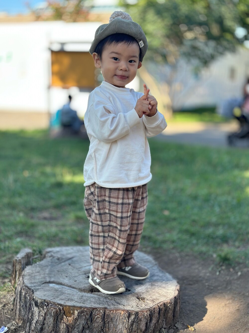 「キッズファッション、スニーカー、こどもコーデ、お出かけコーデ、キッズコーデ、淡色コーデ、2歳男の子」｜「赤ちゃん本舗のアイテム（ハンチング/ベレー帽、グリーン系）」を使った、みったんさん（キッズ・90cm）の春コーディネートの1枚目の写真