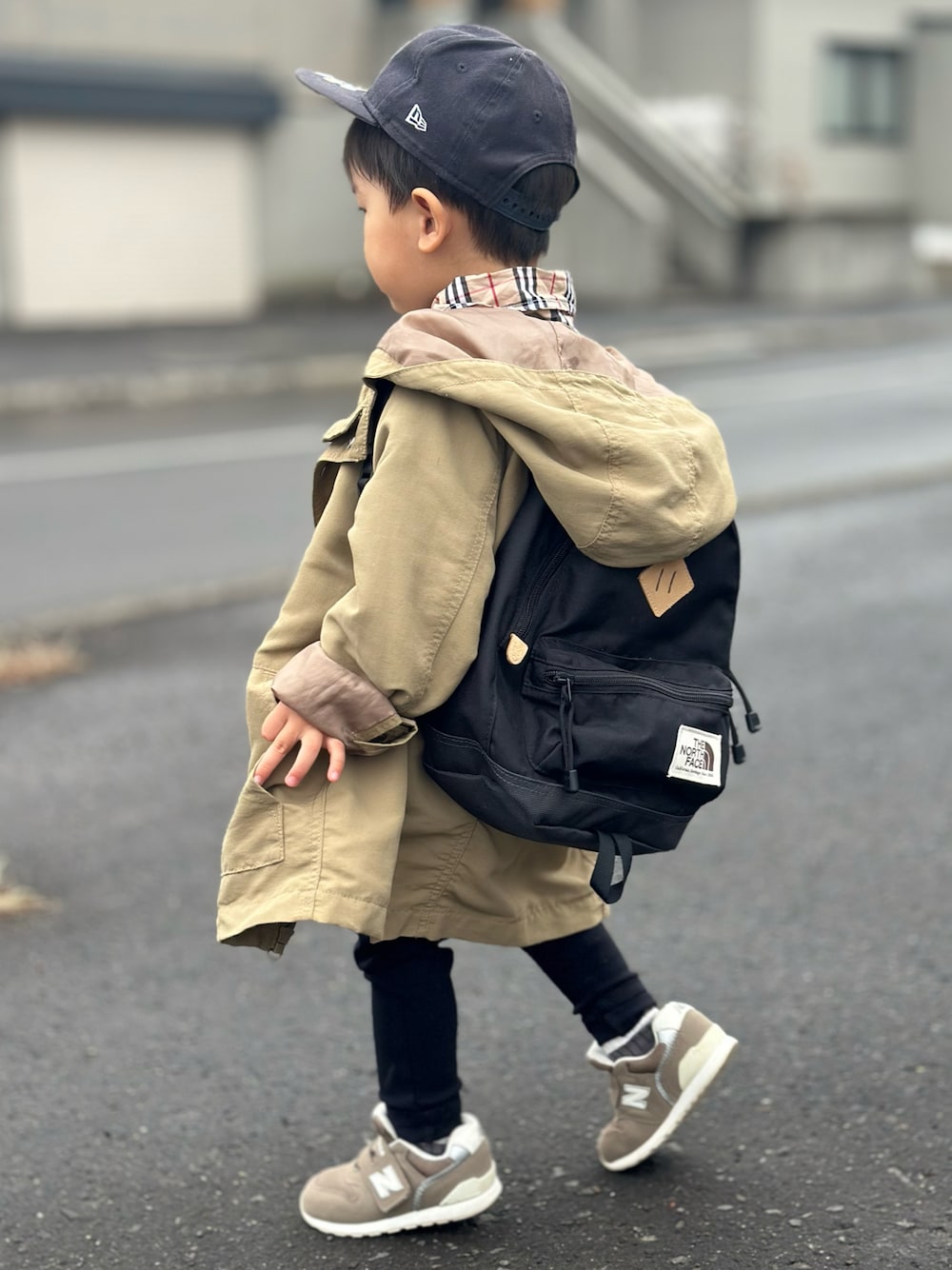 「お出かけコーデ、春コーデ、トレンチコート、カジュアルコーデ、2歳、雨の日コーデ、キッズコーデ、リュック、ノースフェイス」｜「NEW BALANCEのNew Balance ニューバランス 12-165IZ996XA3(W) IZ996 IZ996XA3 BROWN(XA3)（スニーカー、ブラウン系）」を使った、みったんさん（キッズ・90cm）の春コーディネートの1枚目の写真