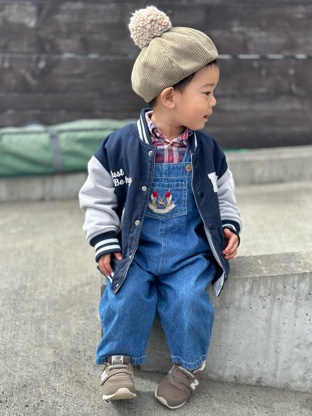 「春のNewスタイル、キッズファッション、キッズコーデ、2歳、男の子、サロペット、チェックシャツ、kladskap、着回しコーデ」｜「赤ちゃん本舗のアイテム（ハンチング/ベレー帽、グリーン系）」を使った、みったんさん（キッズ・90cm）の春コーディネートの1枚目の写真