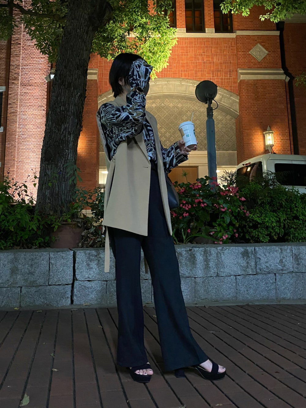 「低身長、低身長コーデ、ショートヘア、秋コーデ、柄シャツ、フレアパンツ」｜「HAREのリネンライクフレアパンツ(HARE)（スラックス、ブラック系）」を使った、ぼびさん（レディース・154cm）の秋コーディネートの1枚目の写真