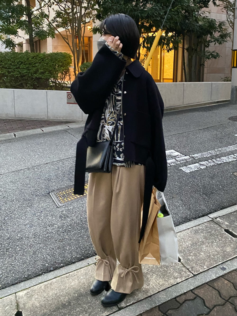 「柄シャツ、低身長、ショートヘア、低身長コーデ、黒×ベージュ」｜「FROMFIRST museeのアイテム（ジャケット/アウター、ブラック系）」を使った、ぼびさん（レディース・154cm）の秋コーディネートの1枚目の写真