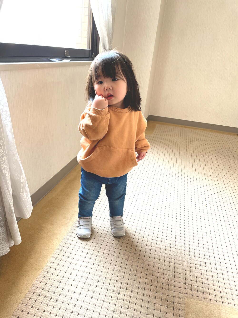 「カジュアルコーデ、スニーカー、子供コーデ、ボリューム袖、公園スタイル」｜「ZARAのアイテム（スウェット、オレンジ系）」を使った、erikaさん（レディース・80cm）の春コーディネートの1枚目の写真