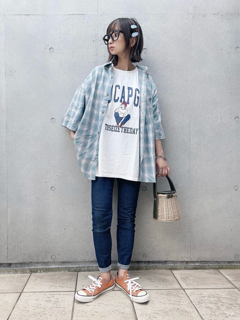 「redcapgirl、ジョンズクローゼット、johnscloset、メンズライクコーデ、かごバッグ、カラー×コーデ、オトナカジュアル、大人カジュアル、スニーカーコーデ、グリーン、白Tシャツ」｜「Red Cap Girlの【a-r】〔Red Cap Girl/レッドキャップガール〕オンブレチェックワンポイント刺繍”RCGロゴ” BDビッグ半袖シャツ/ルーズシルエットシャツ（シャツ/ブラウス、グリーン系）」を使った、なな☺︎さん（レディース・155cm）の夏コーディネートの1枚目の写真
