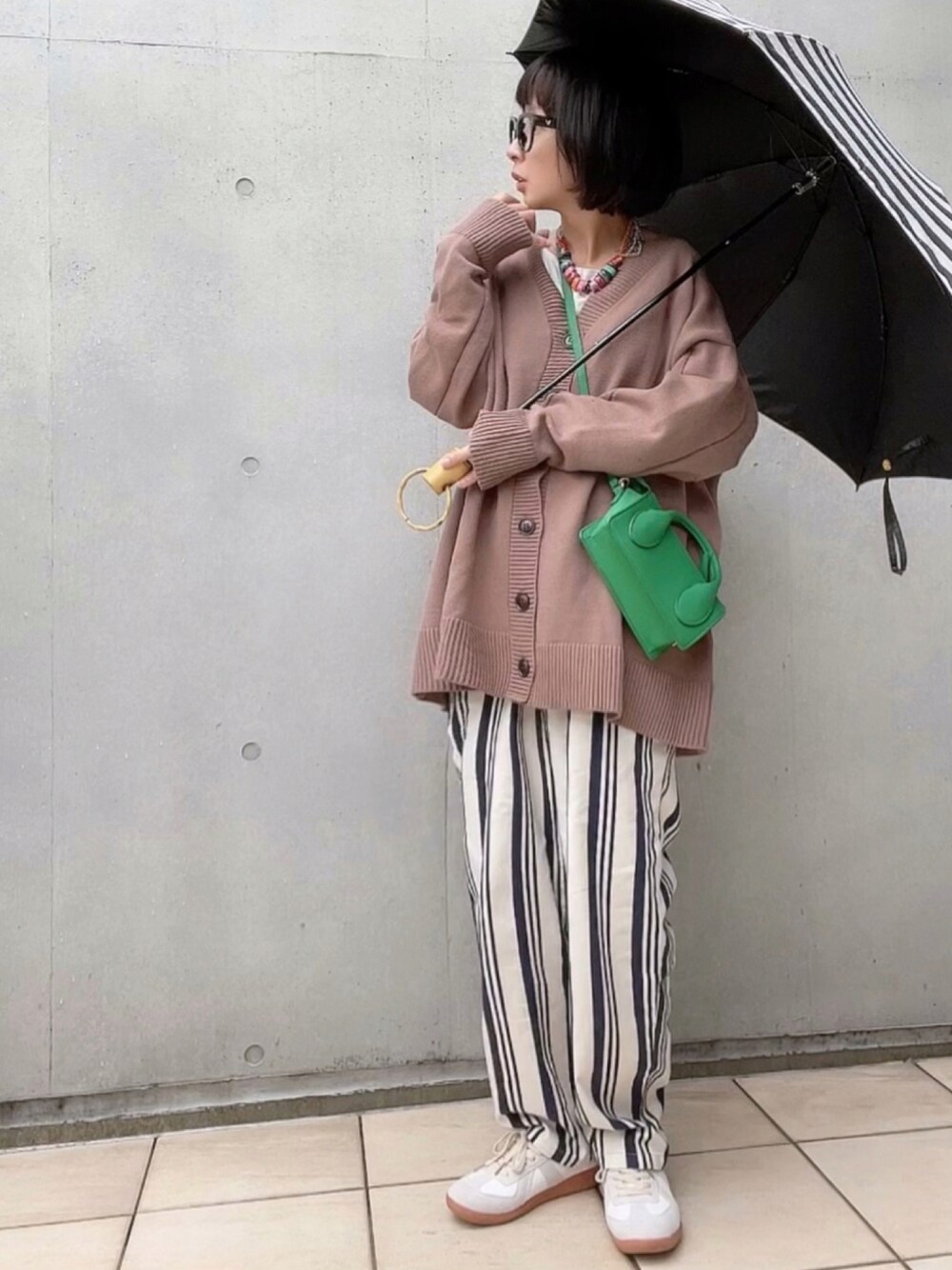 「秋カラー、秋のコーデ、傘、ストライプパンツ、晴雨兼用、大人かわいい、omnes、CUBE SUGAR」｜「CUBE SUGARのデニム ストライプ ワークパンツ（デニムパンツ、ホワイト系）」を使った、なな☺︎さん（レディース・155cm）の夏コーディネートの1枚目の写真