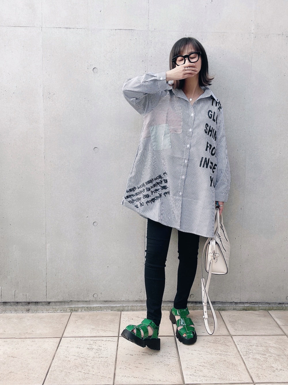「copine、ストライプシャツ、シンプルコーデ、グルカサンダル、黒スキニー、9ban、プレート ネックレス、大人カジュアル、オトナカジュアル」｜「copineのnewカラー！英字ロゴデザインオーバーサイズストライプシャツ(2color)（シャツ/ブラウス、ブルー系）」を使った、なな☺︎さん（レディース・155cm）の春コーディネートの1枚目の写真