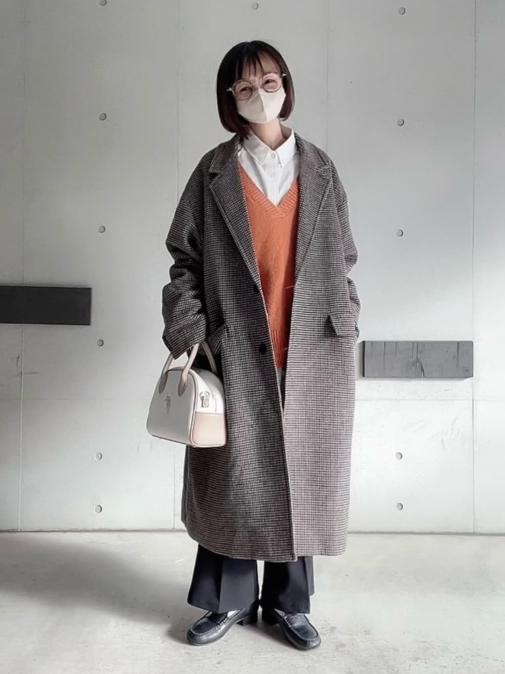 「きれいめカジュアル、チェック、冬コーデ、ロングコート、confirm、ANGIE VINTAGE、モノマート(MONO-MART)、USポロ、coca、ANDEX shoes product(ANDEX shoes product)、オレンジニット、大人カジュアル、オトナカジュアル」｜「Confirmのルーズシルエット ベーシックチェスターコート ユニセックス【Confirm】（チェスターコート、ブラウン系）」を使った、なな☺︎さん（レディース・155cm）の冬コーディネートの1枚目の写真