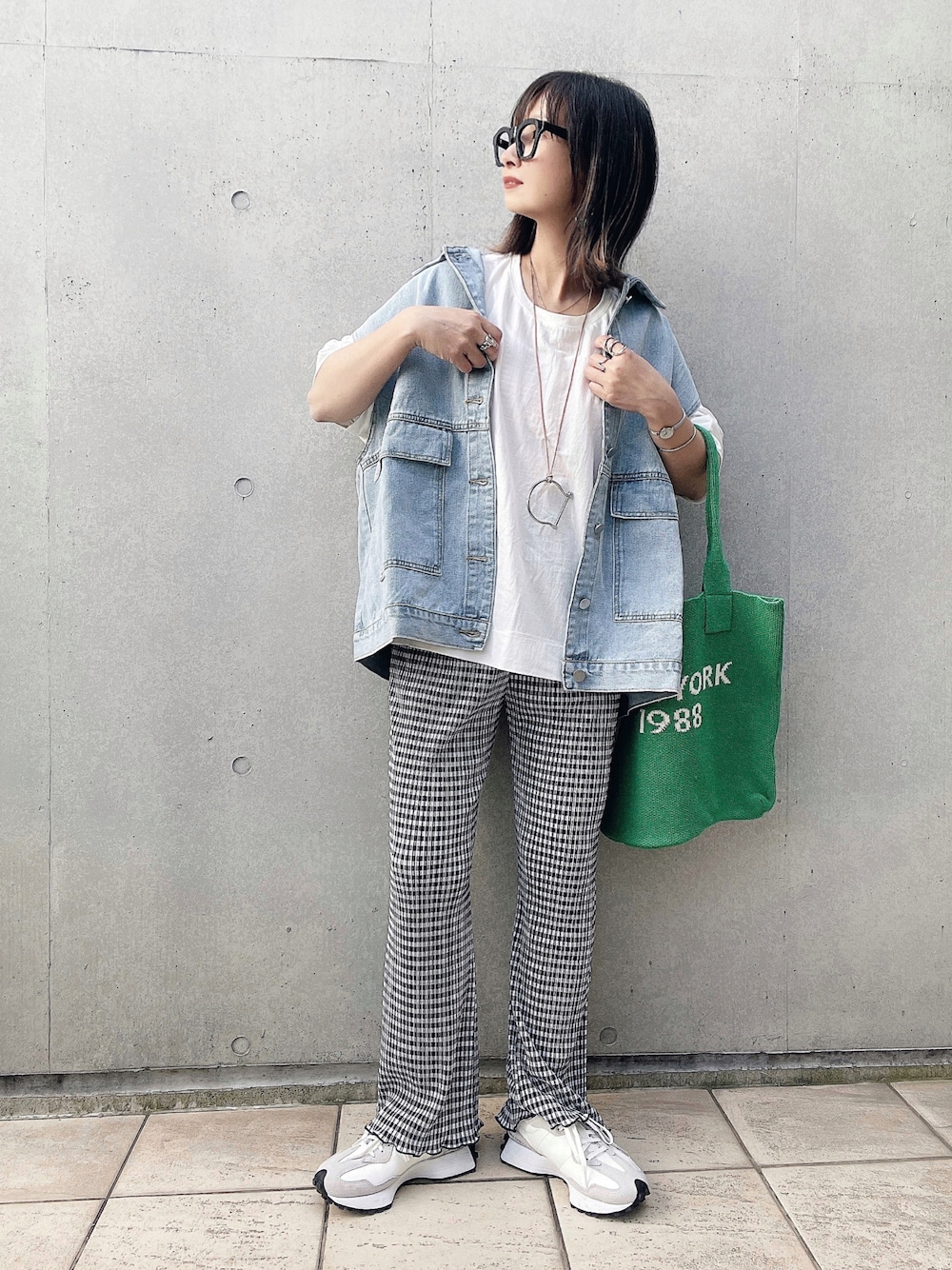 ホワイト系のTシャツ/カットソー、ホワイト系のスニーカー、その他のバッグを着用したレディースの春コーディネートの1枚目の写真