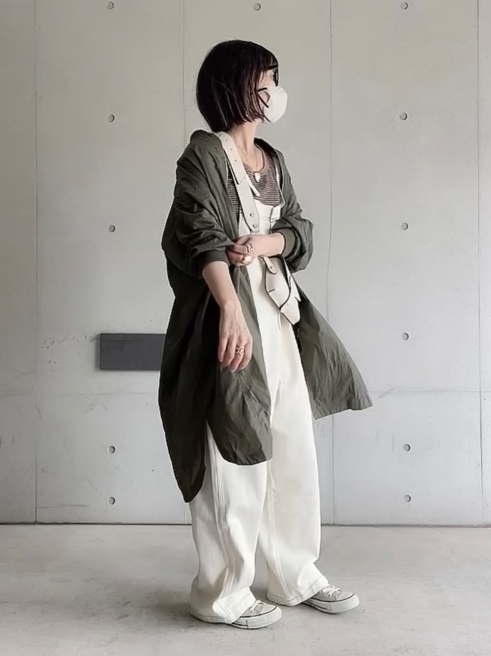 「休日スタイル、MA-1、ECRIRE、メガネ女子、春コーデ、春アウター、オトナカジュアル、大人カジュアル、いまどきジャケット写真、スニーカー」｜「ECRIREの【nanaコラボ】さらっと一枚でキマる。オーバーサイズMA-1（MA-1、グリーン系）」を使った、なな☺︎さん（レディース・155cm）の春コーディネートの1枚目の写真