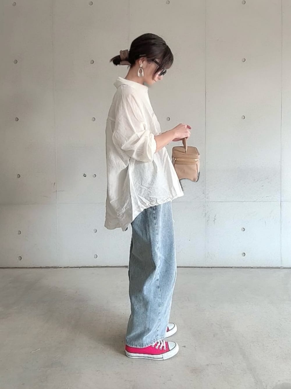 「春めき満開コーデ、春コーデ、シャツスタイル、シャツコーデ、シンプルコーデ、オトナカジュアル、大人カジュアル、notch.、SOTT、PR」｜「notch.の裾ドロストシャツ（シャツ/ブラウス、ホワイト系）」を使った、なな☺︎さん（骨格ナチュラル・レディース・155cm）の春コーディネートの1枚目の写真