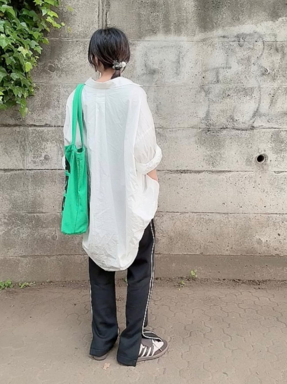 「PR、omnes、トラックパンツ、ダンボールニット、白シャツ、シャツスタイル、サングラス、オトナカジュアル、大人カジュアル、シンプルコーデ」｜「OMNESのダンボールニットスリット付きライントラックパンツ（スウェットパンツ、ブラック系）」を使った、なな☺︎さん（骨格ナチュラル・レディース・155cm）の春コーディネートの1枚目の写真