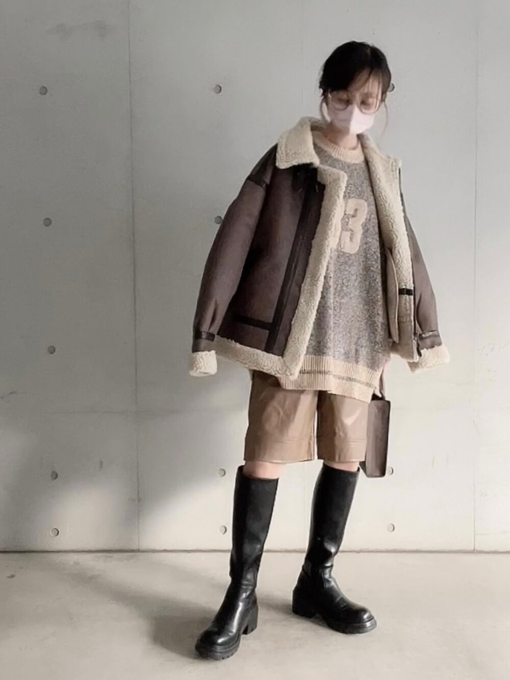 「alpha、B-3、alpha_industries_japan、Alpha Industries、モノマート(MONO-MART)、mivialoca、ハーフパンツ、ロングブーツ、オトナカジュアル、大人カジュアル、ボアジャケット」｜「ALPHAのB-3フェイクムートン オーバーサイズ（ムートンコート、ブラウン系）」を使った、なな☺︎さん（レディース・155cm）の冬コーディネートの1枚目の写真