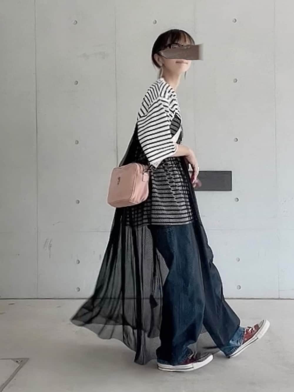 「redcapgirl、johnscloset、ボーダーTシャツ、ペインターパンツ、LEE、シアーワンピース、大人カジュアル、オトナカジュアル、USポロ、ショルダーバッグ、コンバース」｜「Red Cap Girlの【a-r】〔Red Cap Girl/レッドキャップガール〕ヘビーウェイト天竺 ワンポイント刺繍 ボーダーTシャツ（Tシャツ/カットソー、ホワイト系）」を使った、なな☺︎さん（レディース・155cm）の春コーディネートの1枚目の写真