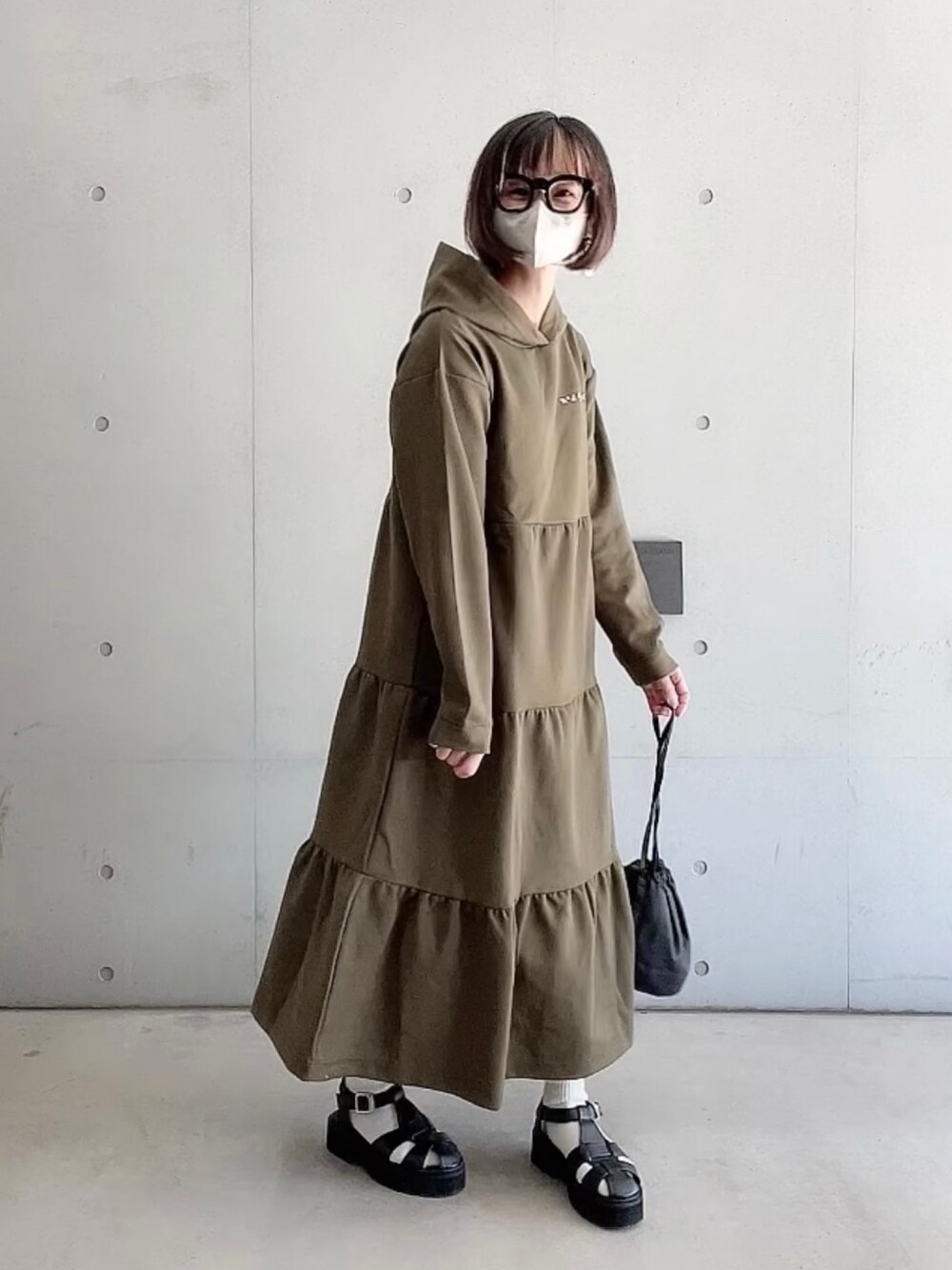 「厚底シューズ、tobbyagnesb、ワンピースコーデ、ロゴワンピース、ティアードワンピース、シンプルコーデ、大人カジュアル、オトナカジュアル、ワンピース、春コーデ、グルカサンダル、低身長、ミニバッグ」｜「To b. by agnes b.のWEB限定 WT77 ROBE ティアードフーディーワンピース（ワンピース、グリーン系）」を使った、なな☺︎さん（レディース・155cm）の冬コーディネートの1枚目の写真