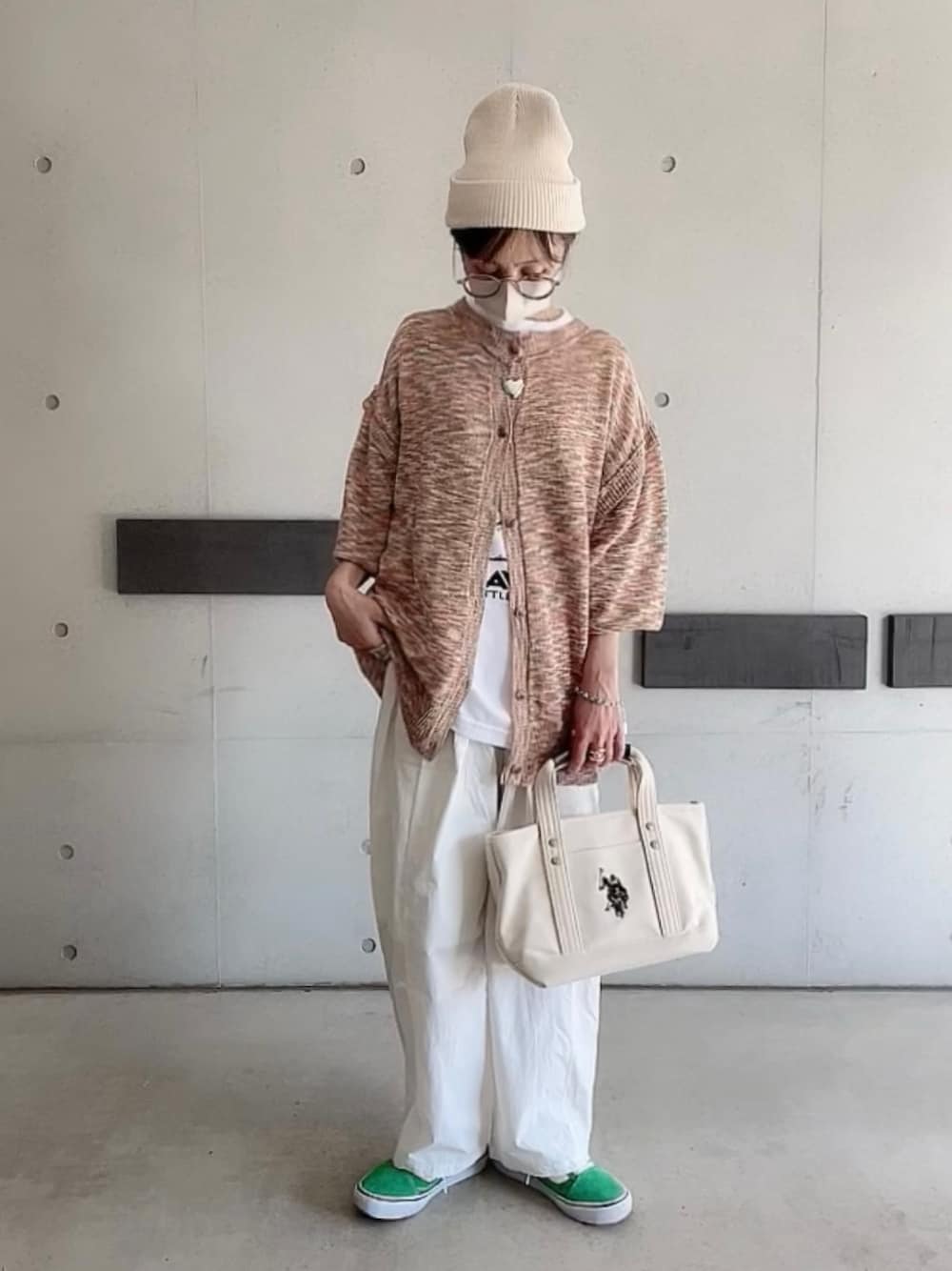 ホワイト系のその他パンツ、オレンジ系のカーディガン/ボレロ、ホワイト系のTシャツ/カットソーを着用したレディースの春コーディネートの1枚目の写真