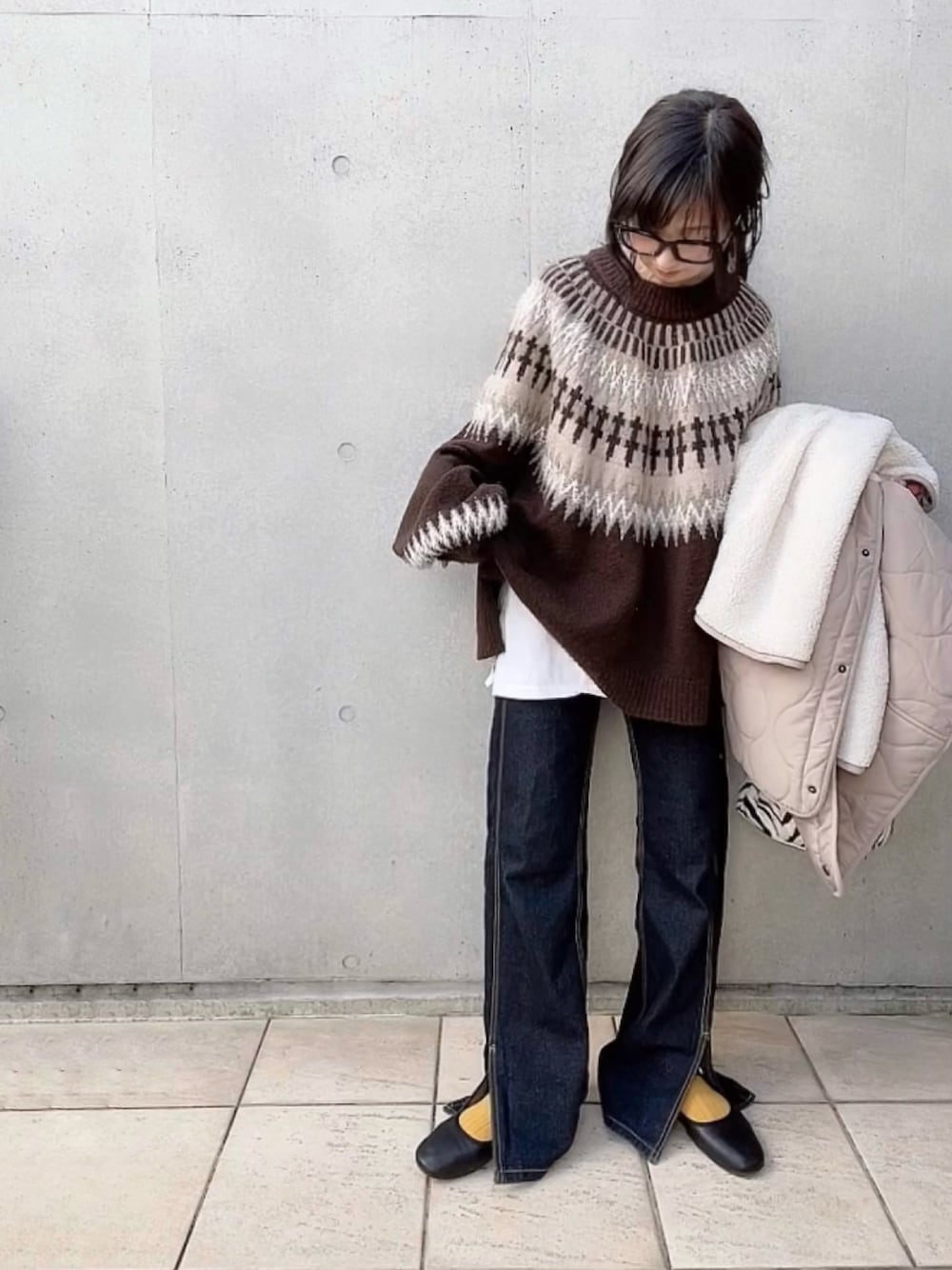 「シンプル、休日コーデ、巾着バッグ、ノルディック柄、ゼブラ柄、カンフーシューズ、スリットデニム、corners_style、apretro」｜「CORNERSの【インフルエンサーKRさん×CORNERSコラボ】ノルディックニット（ニット/セーター、ブラウン系）」を使った、なな☺︎さん（レディース・155cm）の秋コーディネートの1枚目の写真