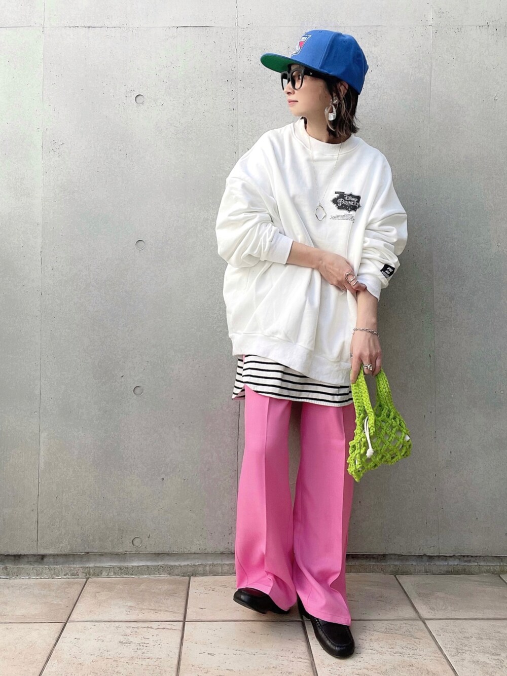 「春服みてみて、春コーデ、ローファー、パステル映える春、カラフル、FIG&VIPER、coca、ANDEX shoes product(ANDEX shoes product)、ミニバッグ、レイヤードスタイル、AMERICAN NEEDLE、メガネ女子、キャップ女子」｜「FIG&VIPERのDisney princess LOGO BIG PO（スウェット、ホワイト系）」を使った、なな☺︎さん（レディース・155cm）の春コーディネートの1枚目の写真