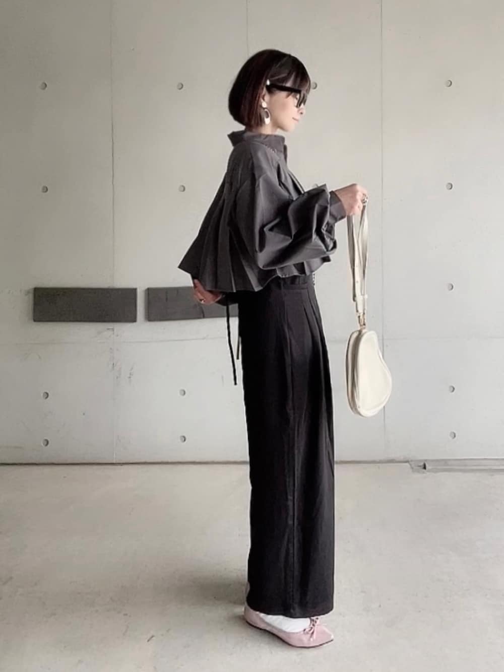 グレー系のシャツ/ブラウス、ブラック系のつなぎ/オールインワン、ピンク系のバレエシューズを着用したレディースの春コーディネートの1枚目の写真